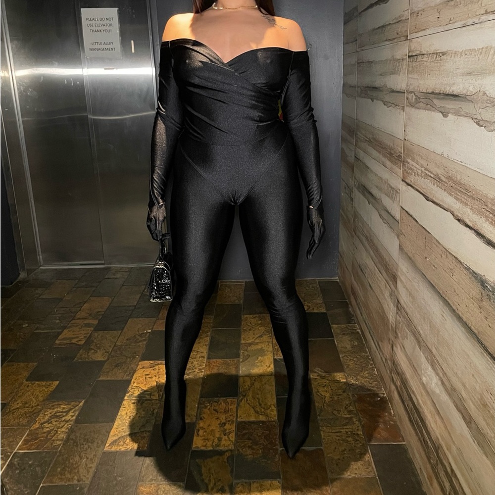 AKIRA Bodysuit and Pant Heels - Picture 3 of 6